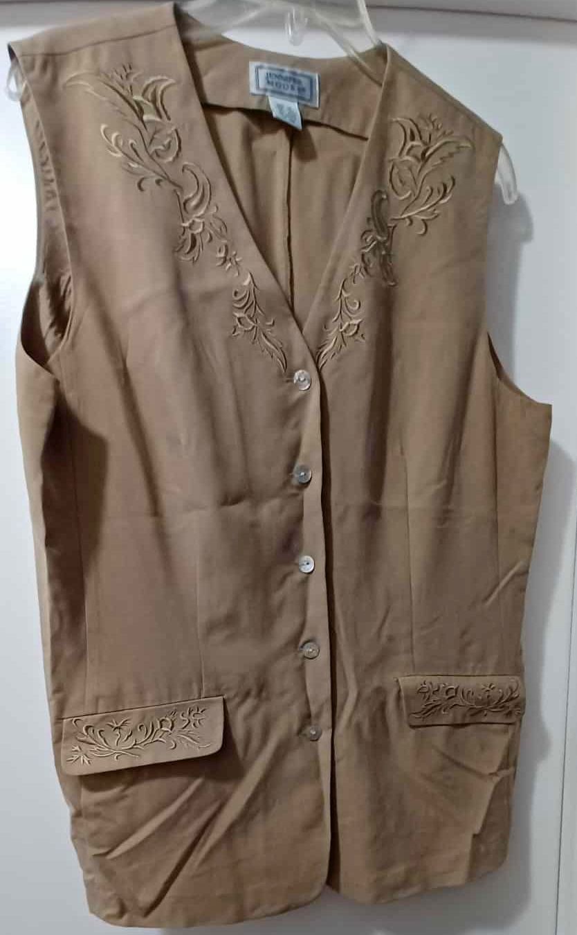 VINTAGE 1980s WOMEN’S JENNIFER MOORE 2-PIECE 100% SILK EMBROIDERED PANTSUIT