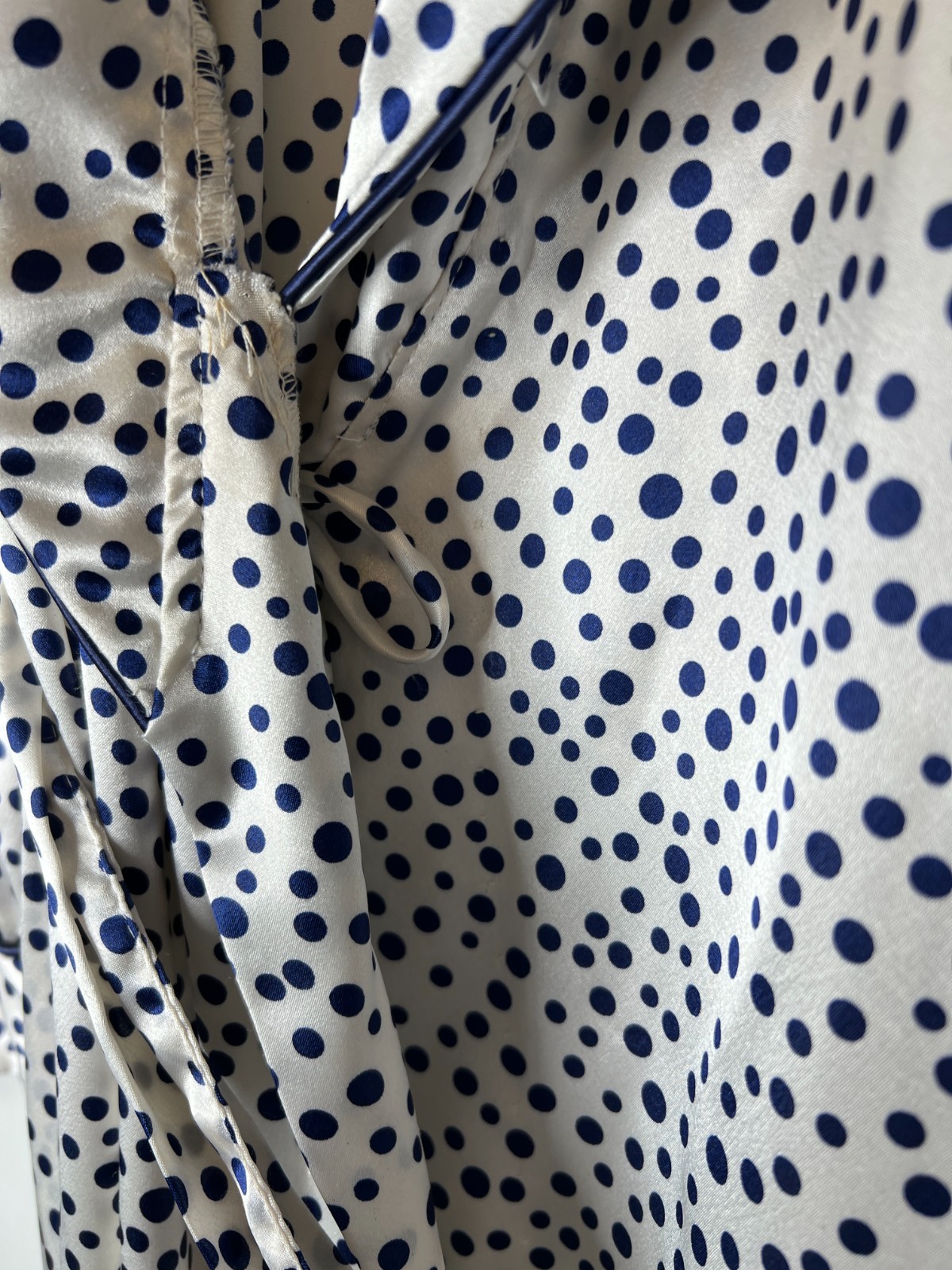 VTG Bill Blass Women’s Medium Satin Bath Robe White w/Blue Polka Dots Belted