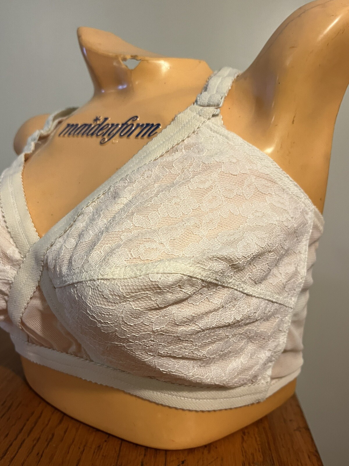 Vtg Ladies ANGELA Criss-Cross Lace Cup Bra 40C made Hong Kong