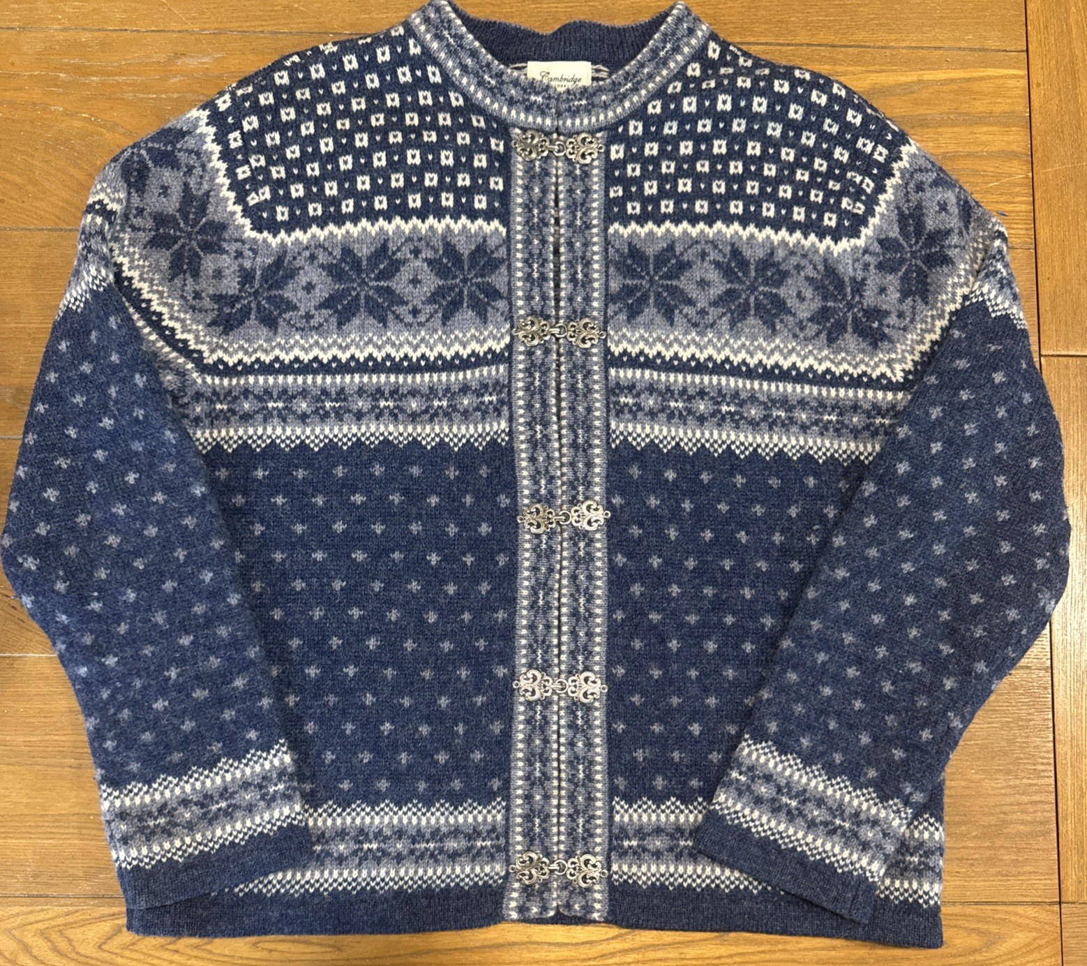 Cambridge Dry Goods 100% Wool Sweater Cardigan Snowflake Metal Button Hook Large