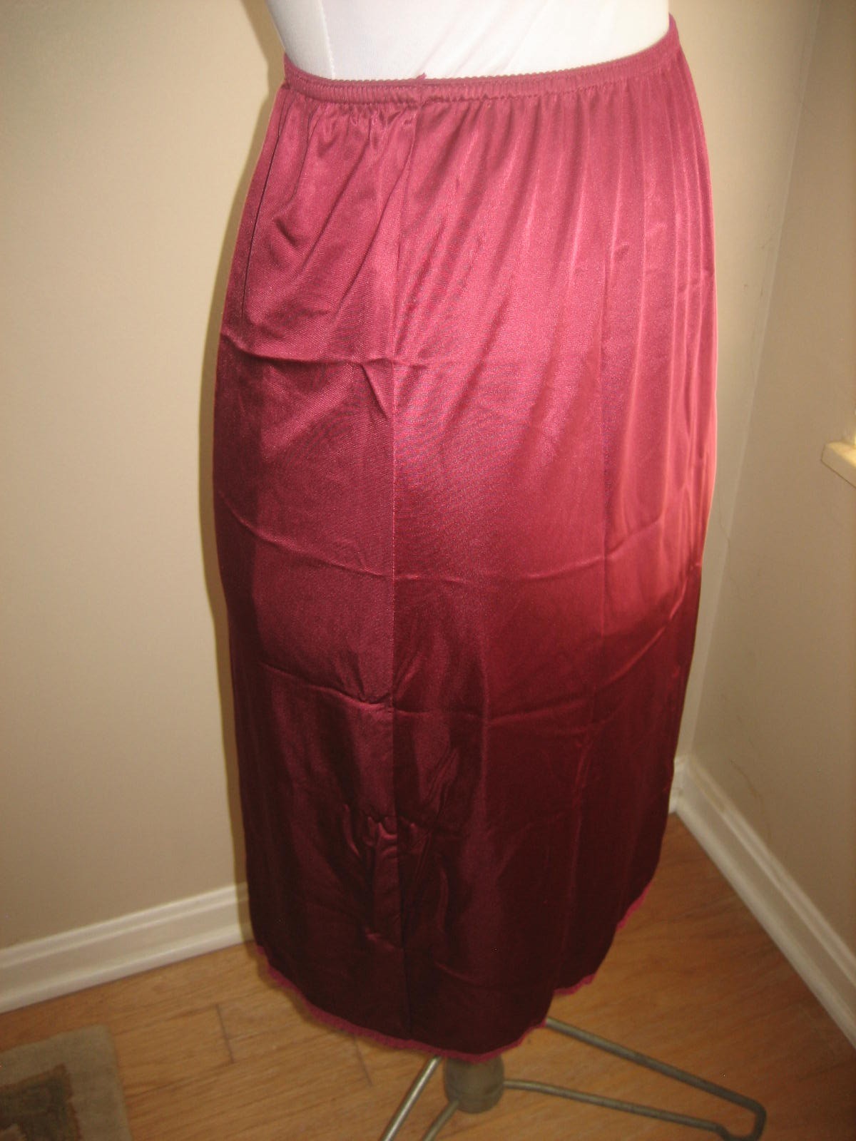 MAIDENFORM CHANTILLY Burgundy Nylon Half Slip, Vertical Lace Insert – Size M