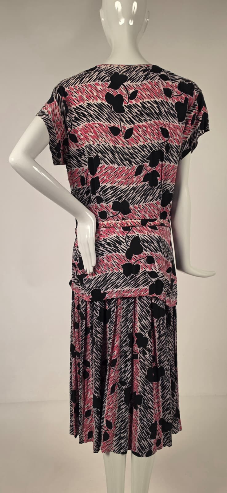 BEAUTIFUL VINTAGE 1940’S PINK + BLACK PRINT RAYON DRESS W STRIPE + LEAF PATTERN
