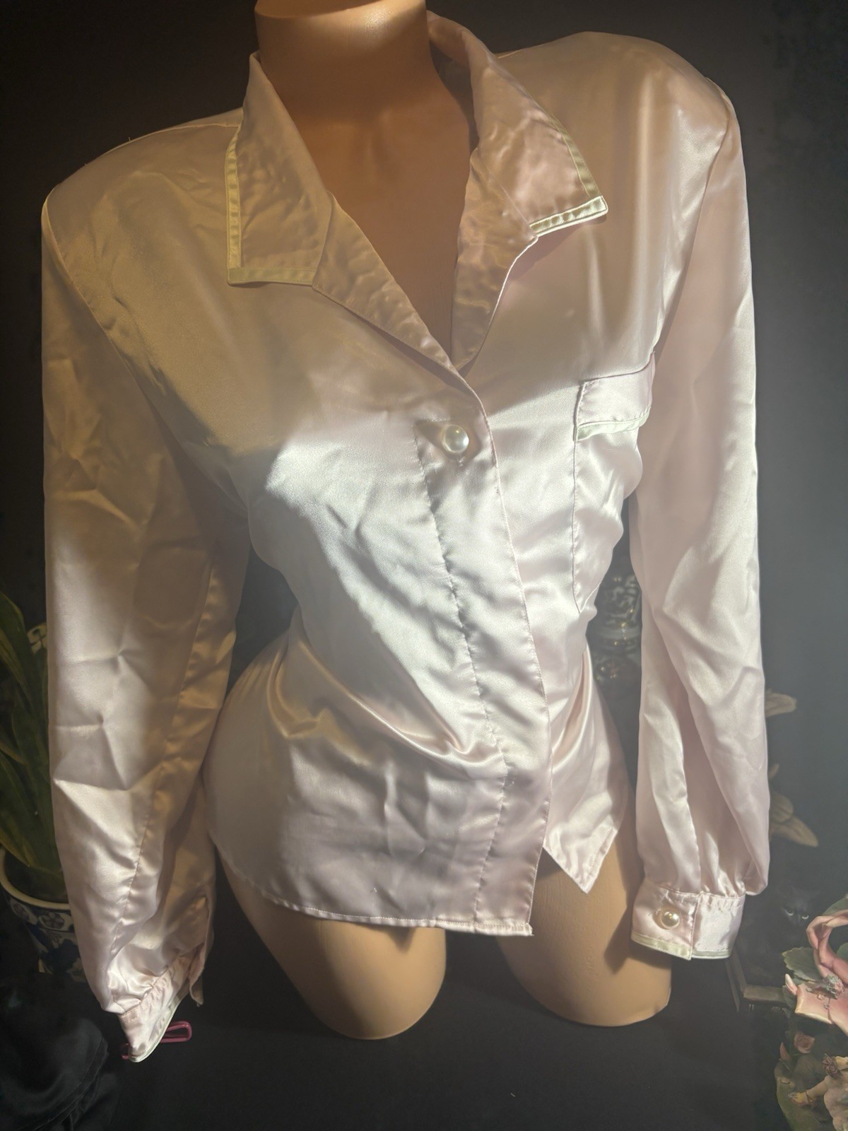 Vtg SATIN SOFT BABY PINK OFFICE GAL NOTCHED COLLAR BIG PEARL BUTTON BLOUSE TOP