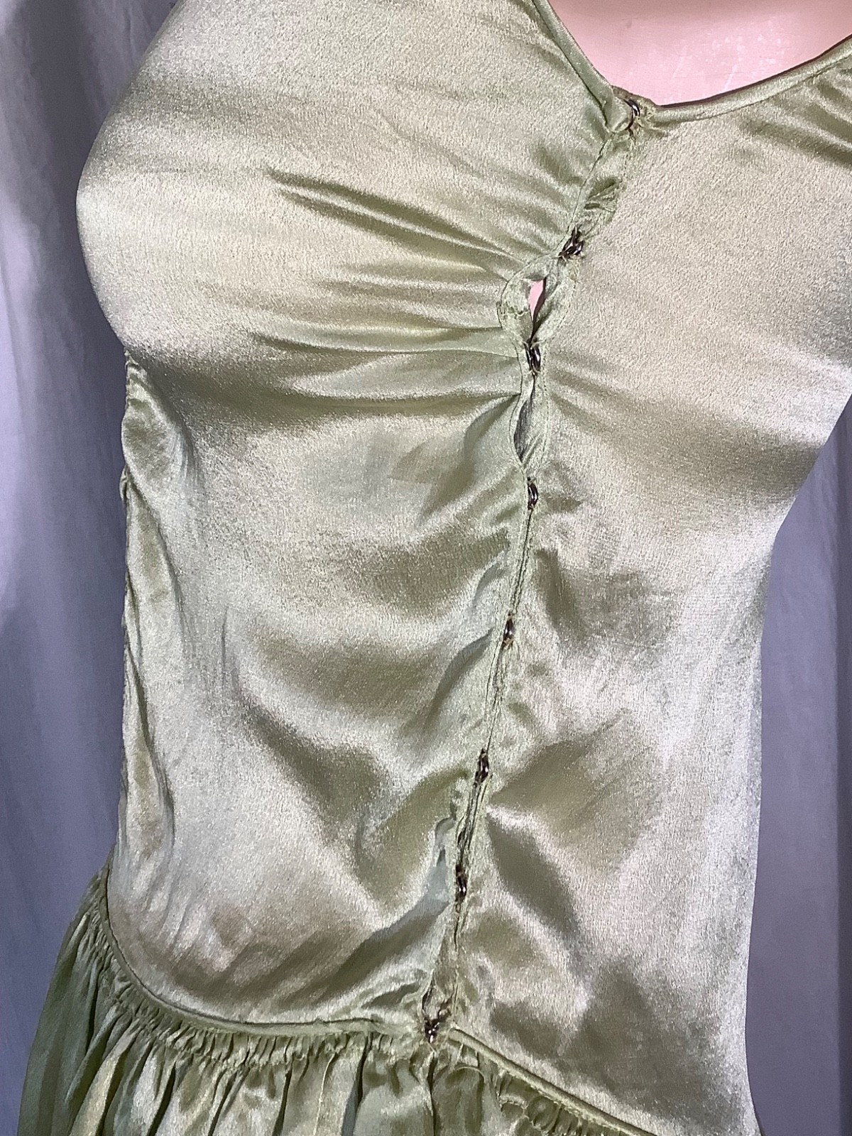 Vintage 1920s Flapper dress Green ruffled Satin silk Sleeveless XS ribbon trim