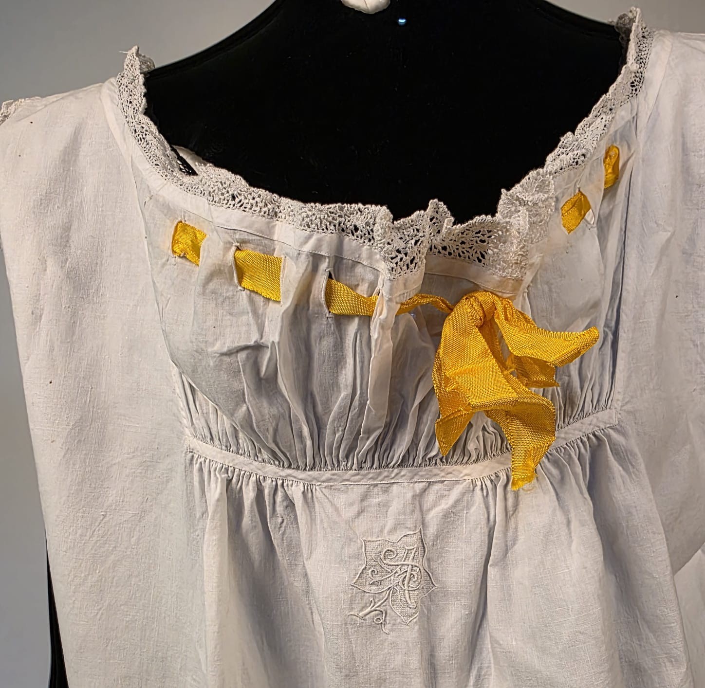 VICTORIAN 19TH C WHITE LINEN NIGHT DRESS W RUCHED COTTON BUST W RIBBON TRIM