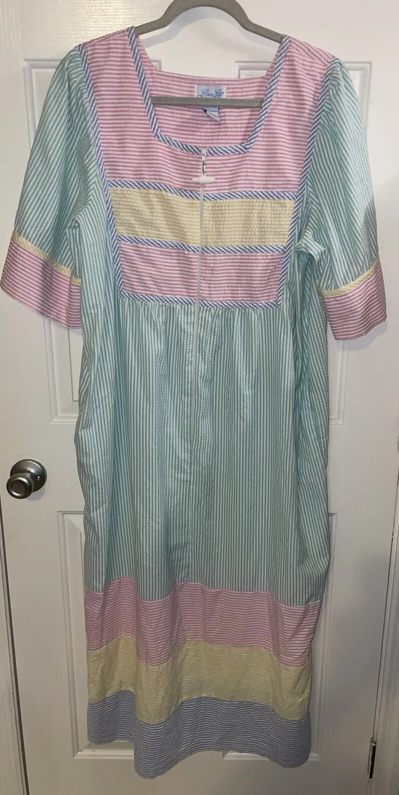 Leisure Life Pastel Robe Housecoat Size Large Short Sleeve Zip Up