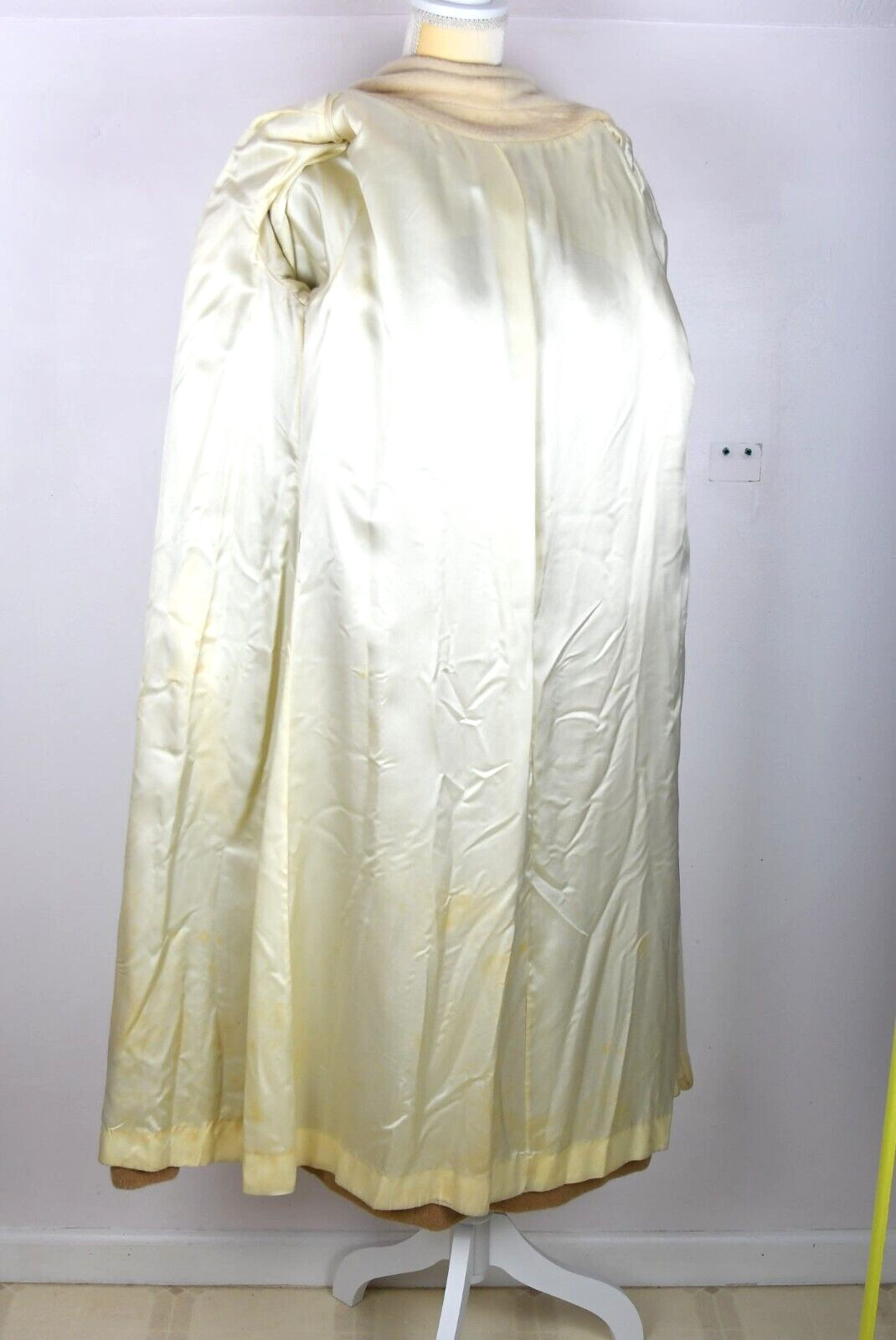 Vintage 1940s Style Great Over Car Coat Tan Beige Cream Belt Princess Seam Peek
