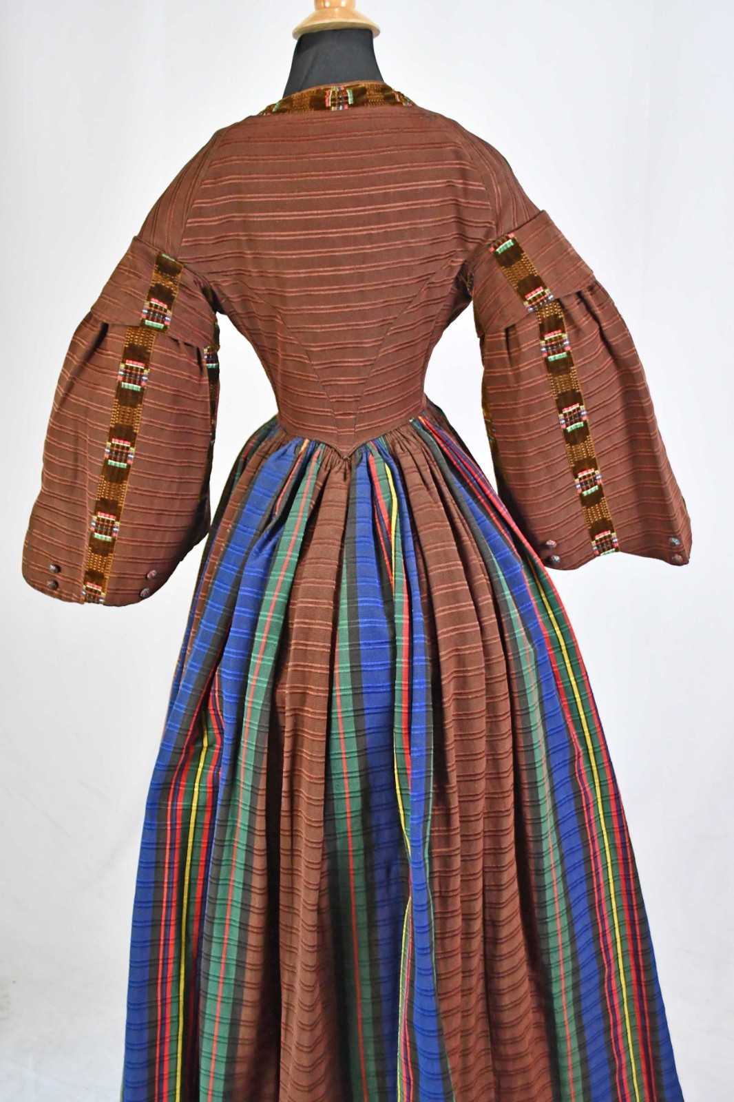 VICTORIAN LADIES DAY DRESS WITH WIDE PAGODA SLEEVES, c.1850’s