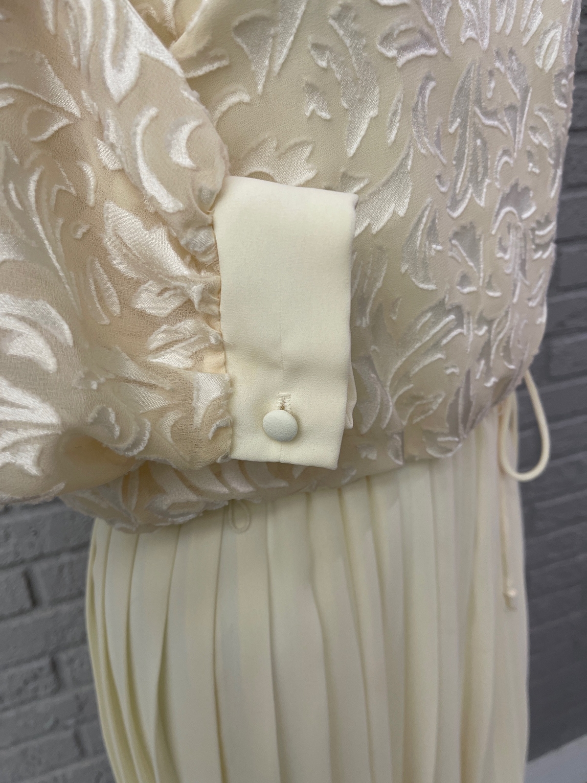Mavinette Cream Vintage Long Sleeve Lace / Accordion Pleat Dress Size 8