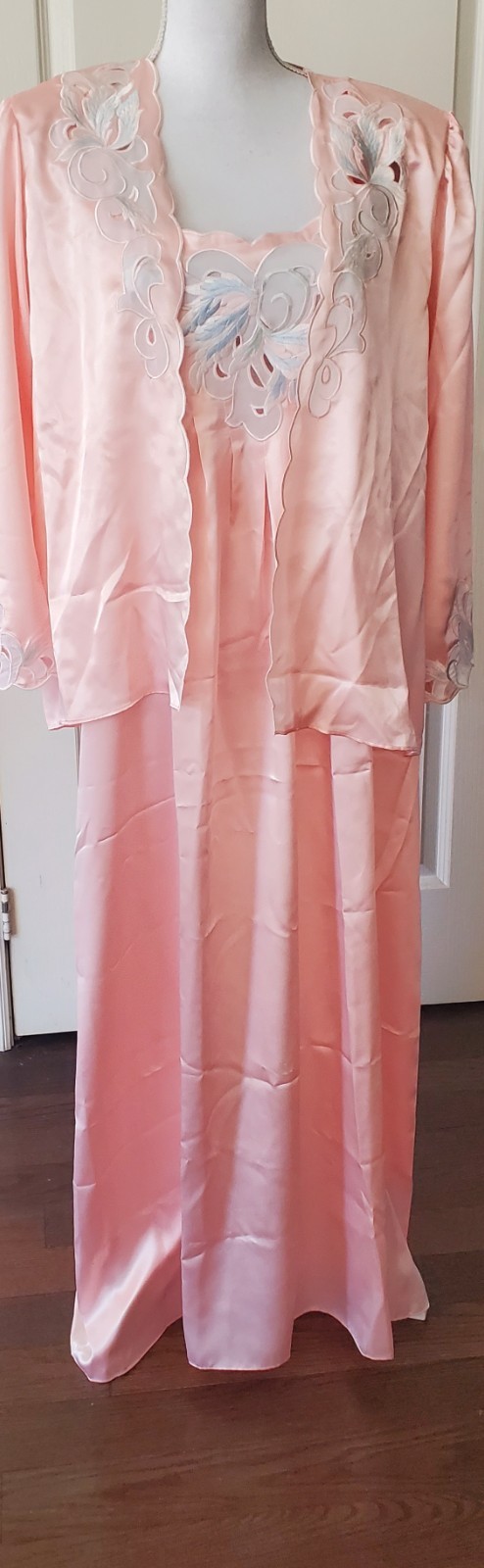 Two Piece Fancy Peignoir Set – NATORI – Pink – Cutouts – Appliques – Size Medium