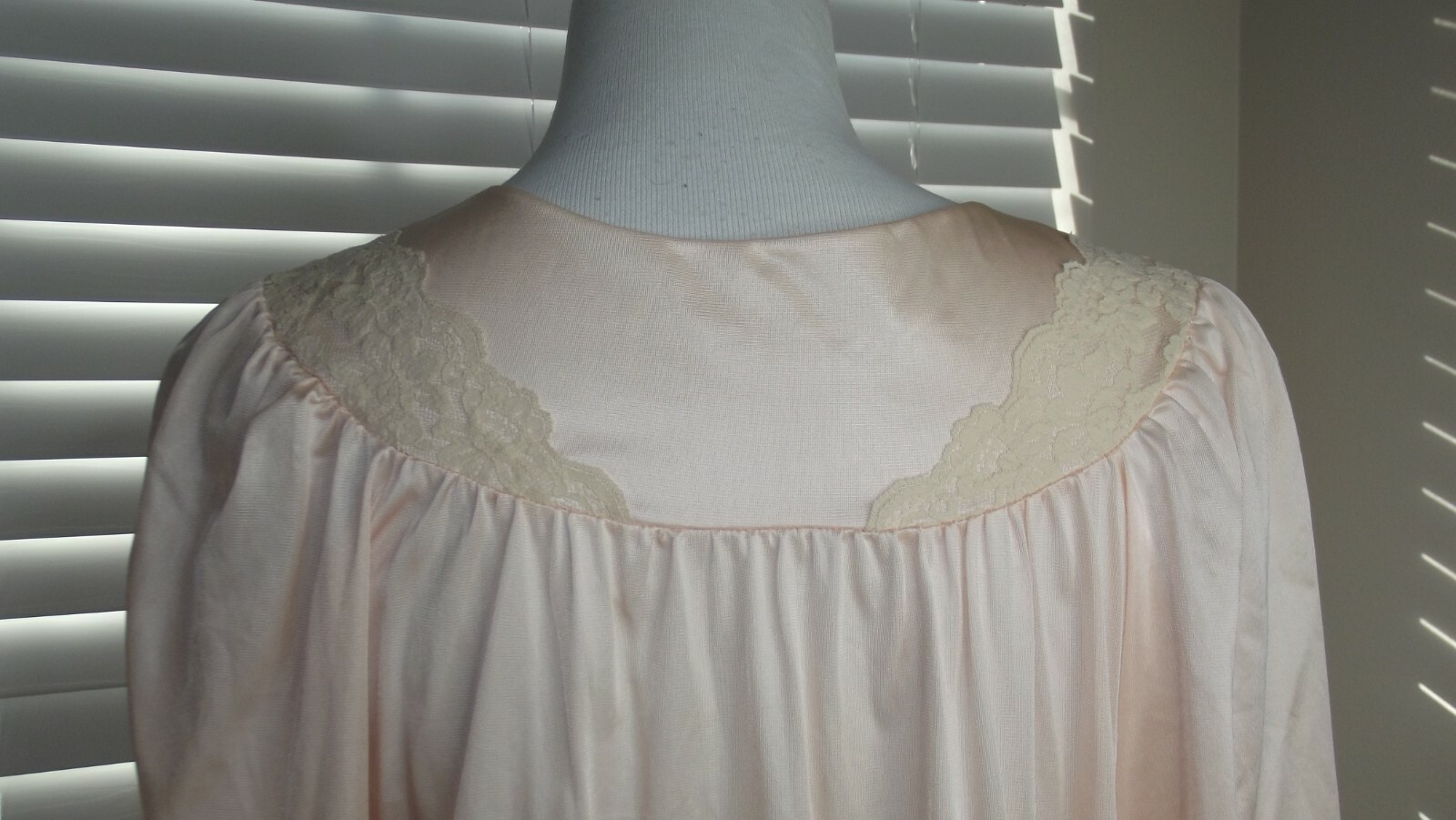 SAN SOUCI VINTAGE ROBE Short House Coat – PEACH SIZE MEDIUM – Button Up Lace