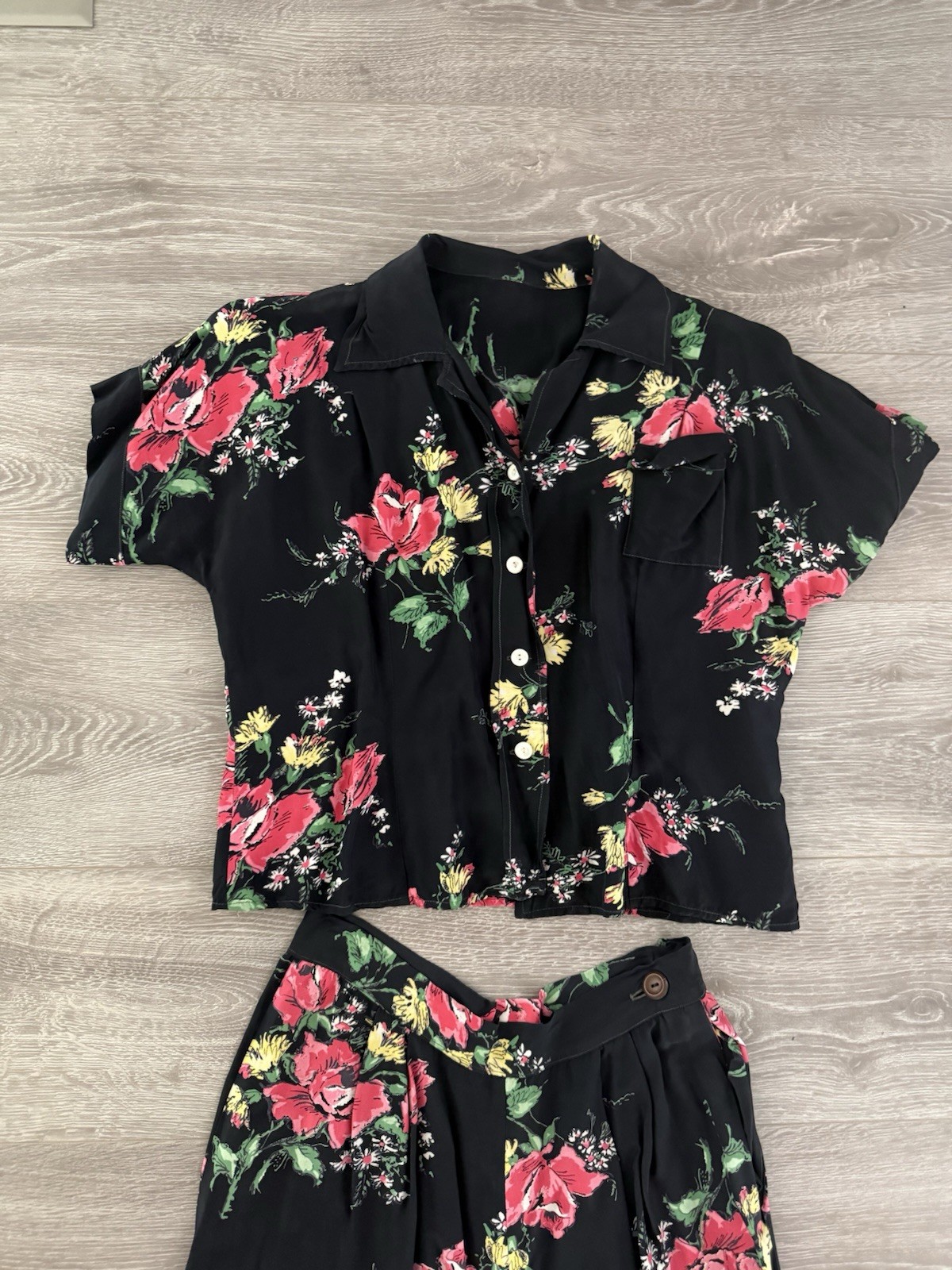 Vintage 1940s Floral Cold Rayon 2pc. Set With Pants And Blouse Size Medium