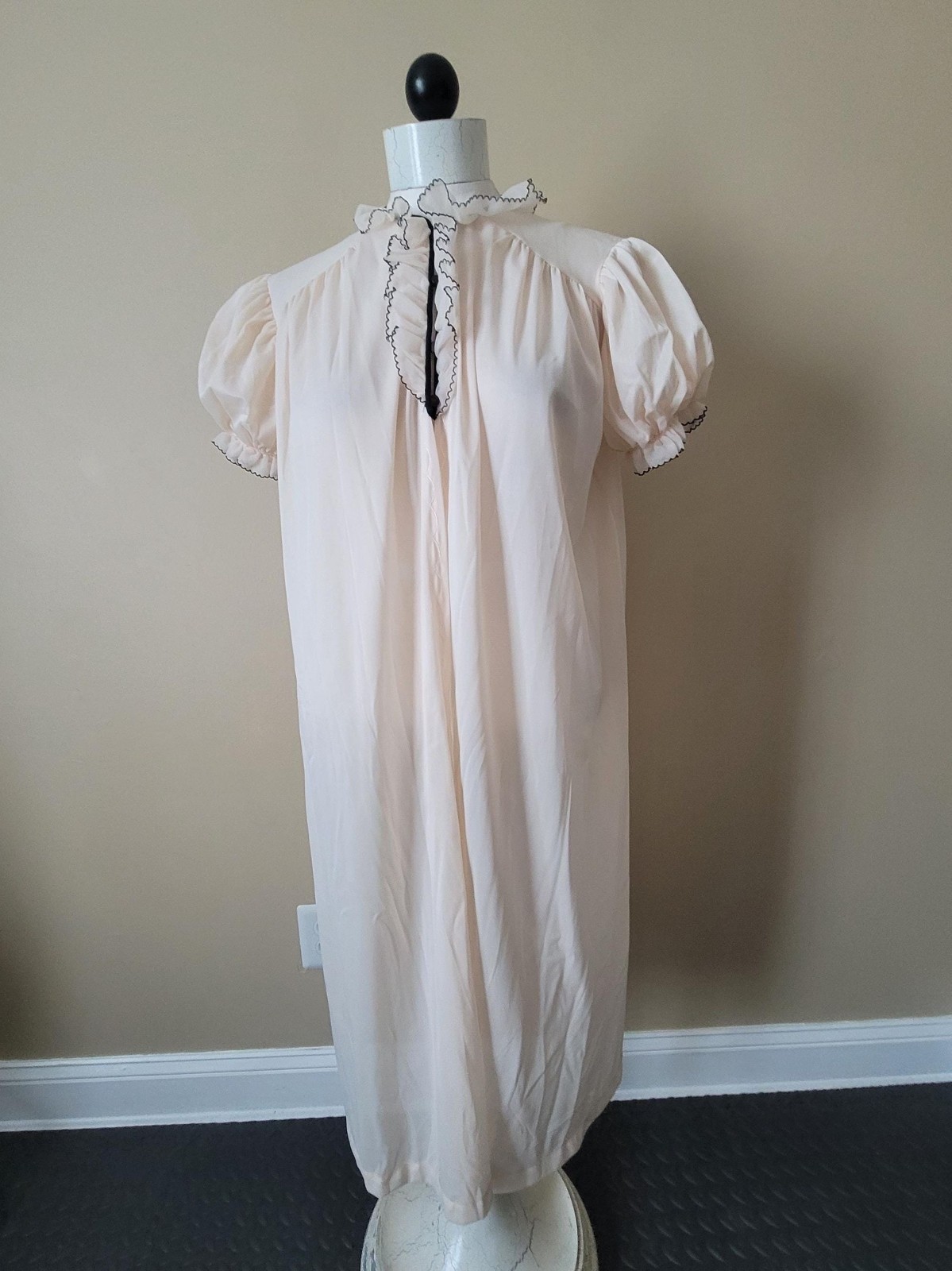 Vintage Gotham Peignoir Robe Ruffled Collar Puffed Sleeves Cream with Black Trim