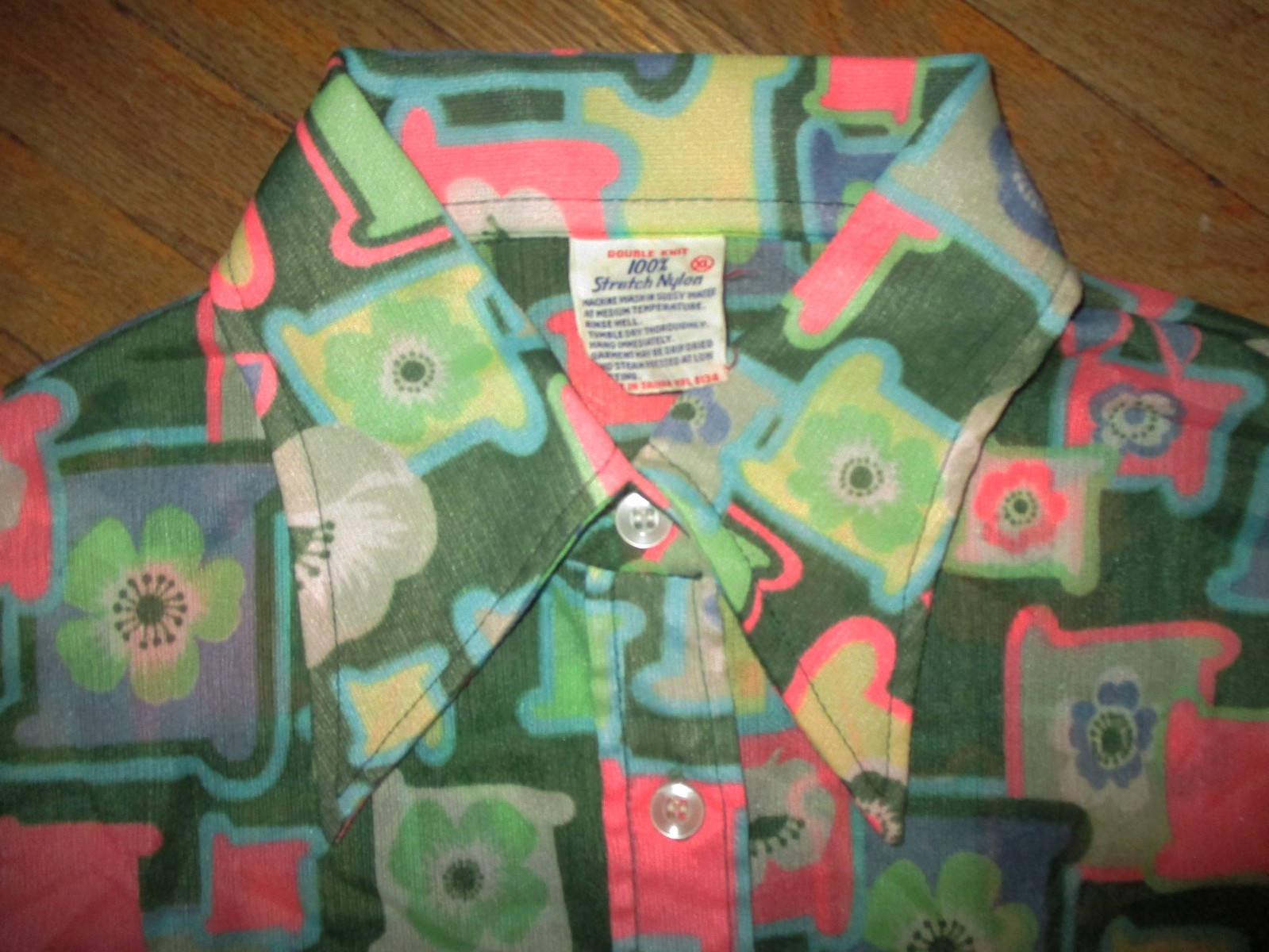 women vtg 70s Stretch Nylon DISCO SHIRT Button Front Blouse Pop Art Floral 36 in