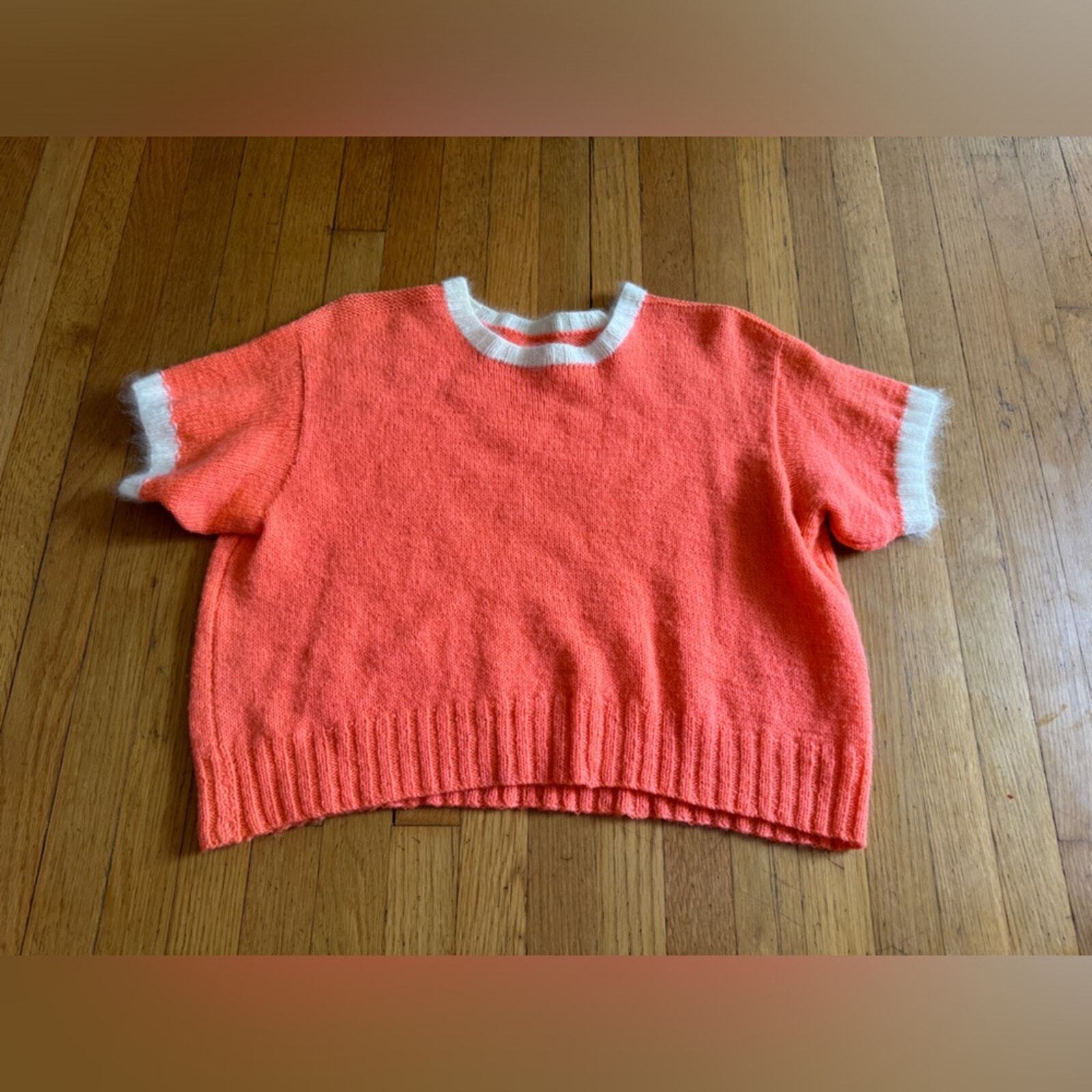 Vintage Coral Short Sleeved Sweater with White Collar and Ribbed Bottom