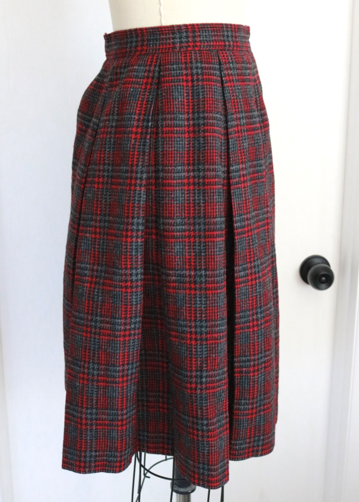 Vintage 70s Red Gray Wool Pleat Check Plaid Full Skirt W23 3/4