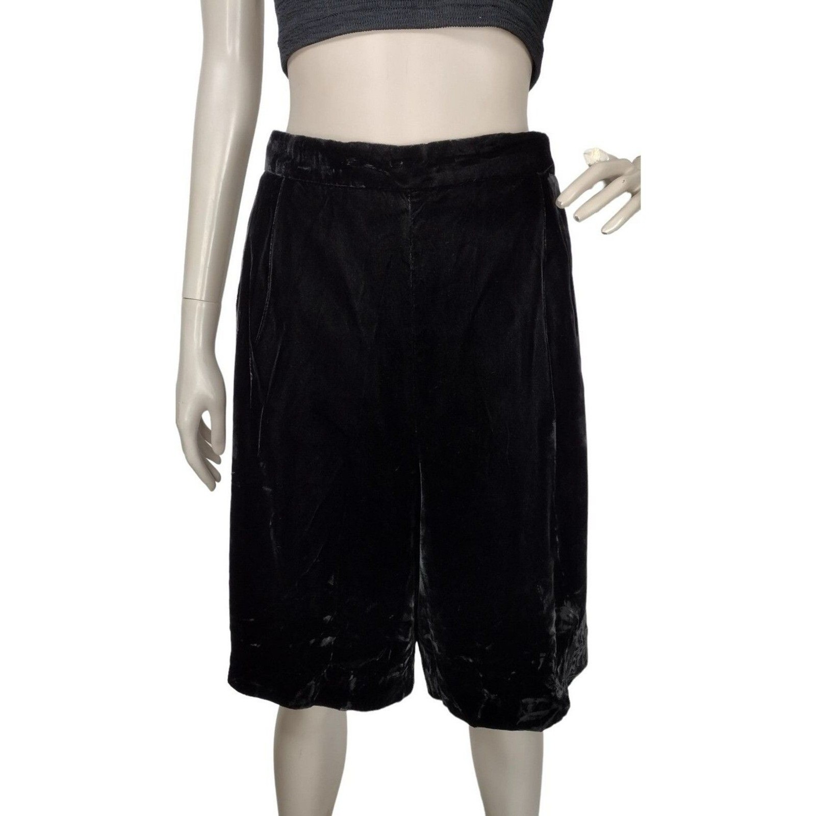 Vintage 80s Classic Black Crushed Velvet High-Waist Culottes Long Knee Shorts