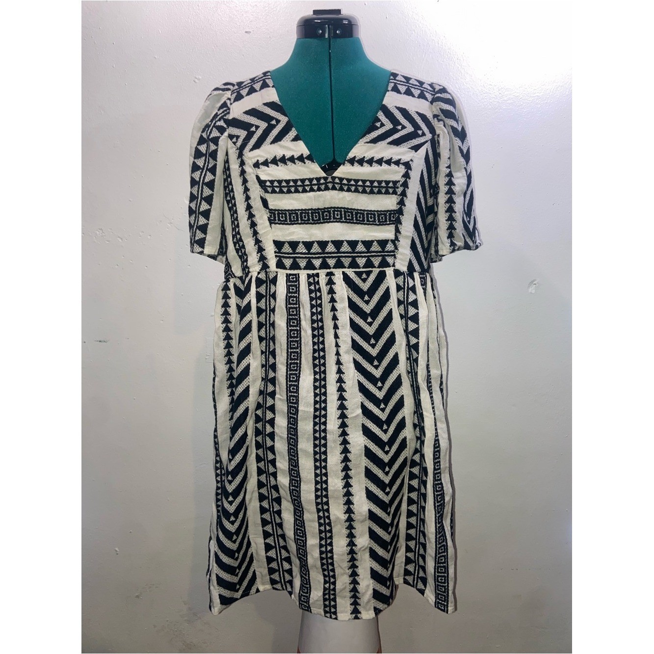 Old Navy Southwestern Coastal Cowgirl Boho Black White Tribal V-Neck Midi Dress