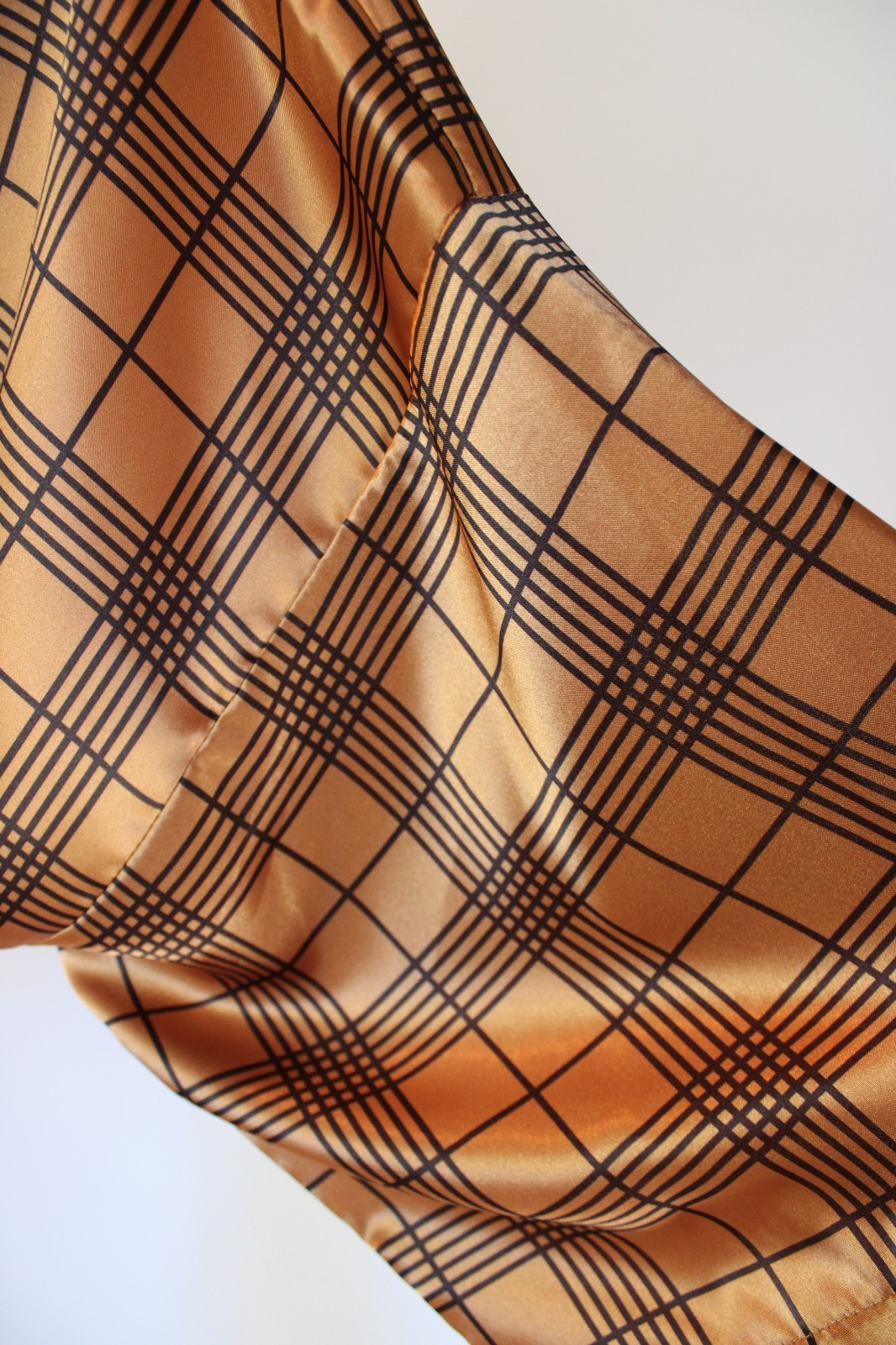 Vintage Inner Most Robe – Gold Plaid Satin Look – L – 100% Polyester