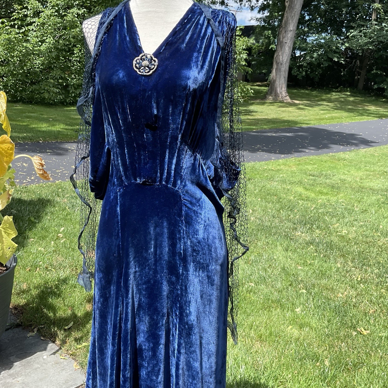VINTAGE DRESS 20s 30s . VELVET FLAPPER STYLE DRESS/ SPIDERWED CAPELET. JEWELS !