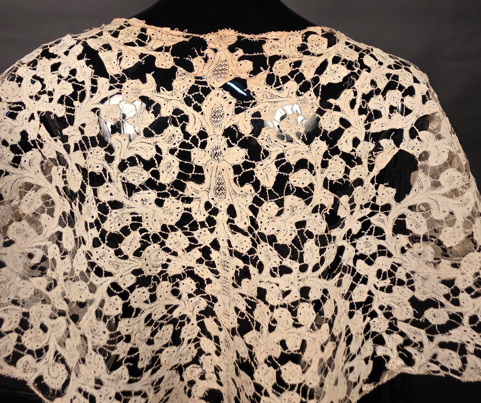 HAND MADE 18TH C LARGE LACE CAPE COLLAR FOR DRESS W FINE PICOT BRIDES