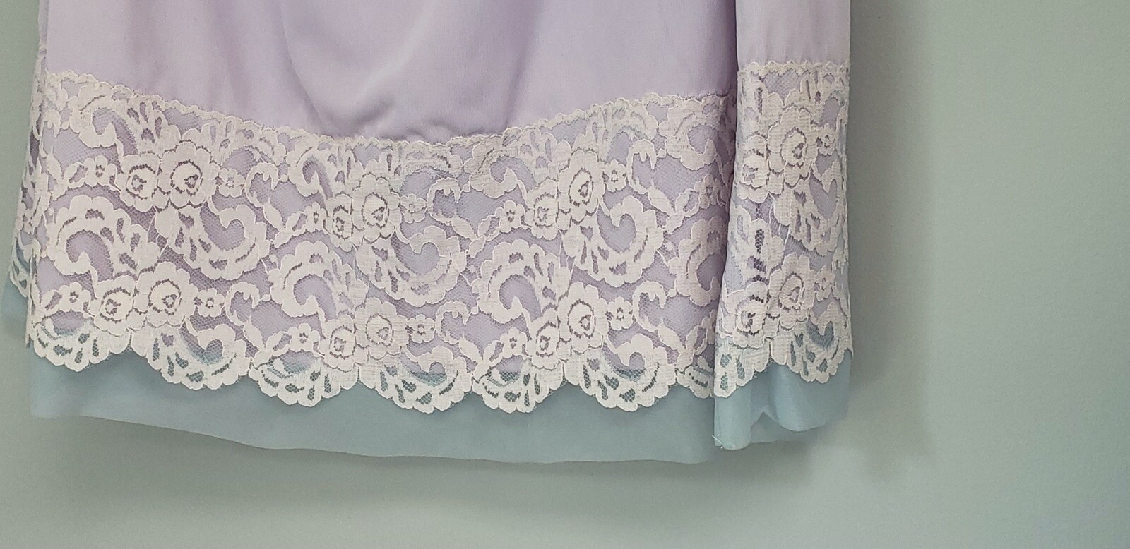 Vintage Lavender Nylon Half Slip Blue Lace Hem 25” Waist Unstretched 25” Length