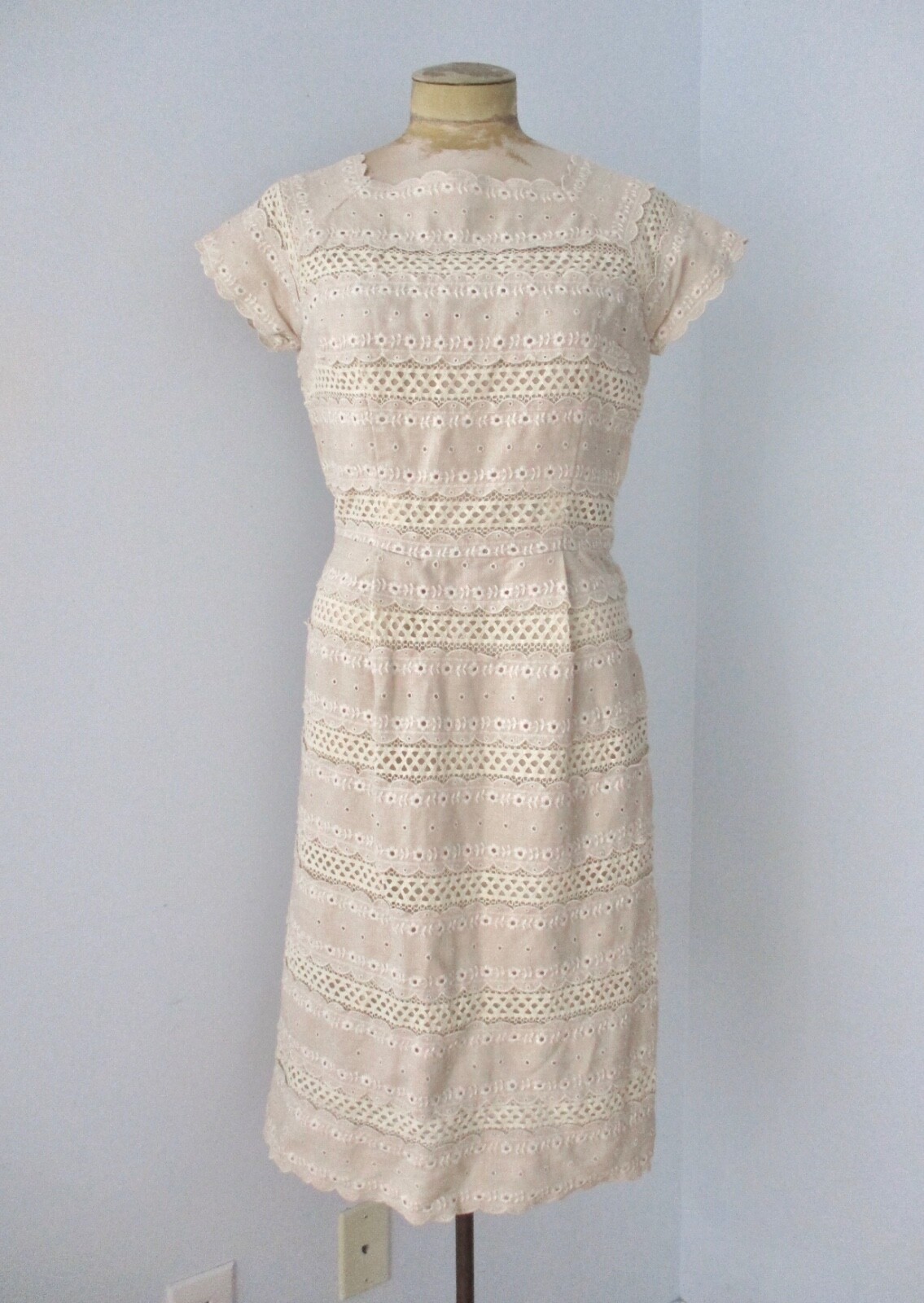 Vtg 50s 60s beige scalloped eyelet linen cream lace tiered MOB shift dress M