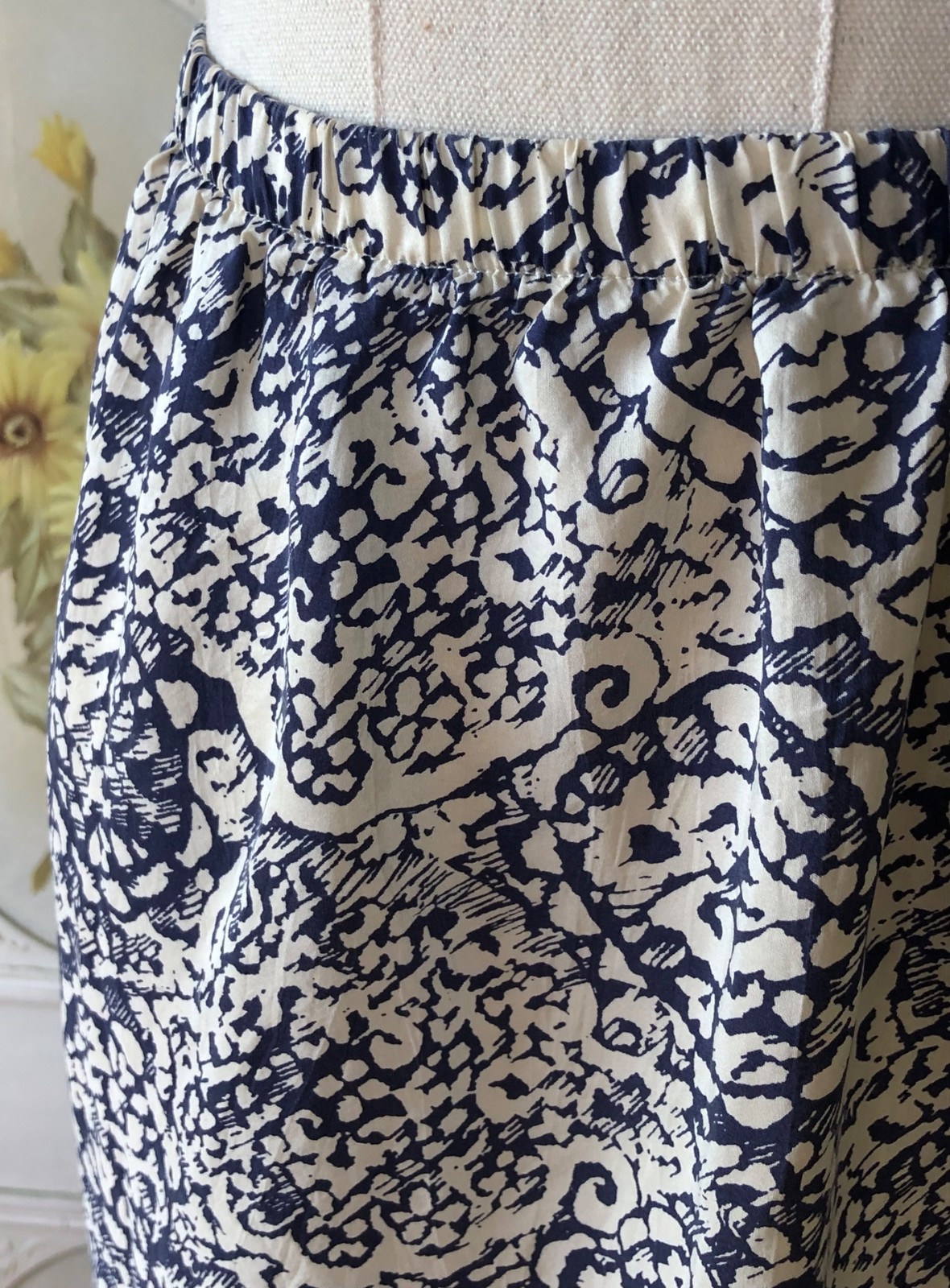 VTG DKNY CITY DONNA KARAN NEW YORK 100% SILK MIDI SKIRT CREAM NAVY XS EUC CLEAN