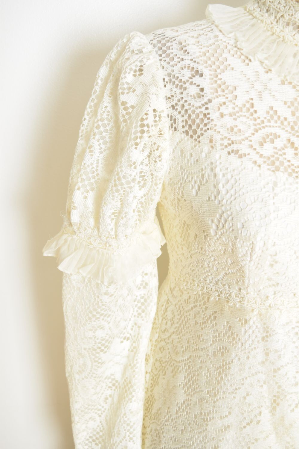 vintage 60s wedding dress cream crochet lace regency juliet gown puff sleeve S