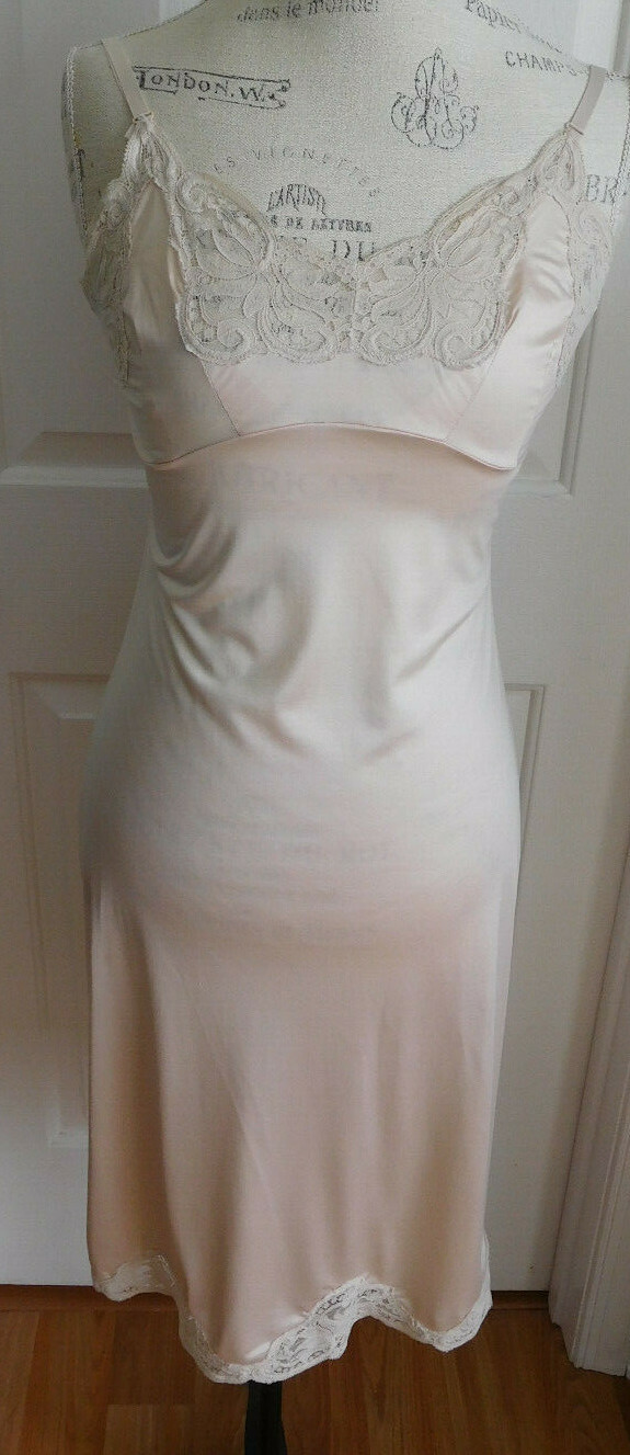 VINTAGE BEIGE w/BEAUTIFUL LACE MODERN MAID WOMEN’S NON-CLING NYLON FULL SLIP 32