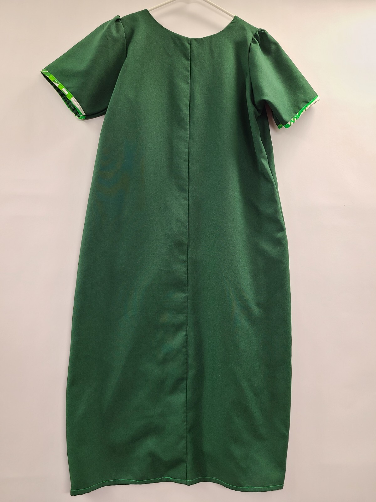 Hawaiian Dress Vintage Size M/10 White & Green Midi Tribal Print Short Sleeve