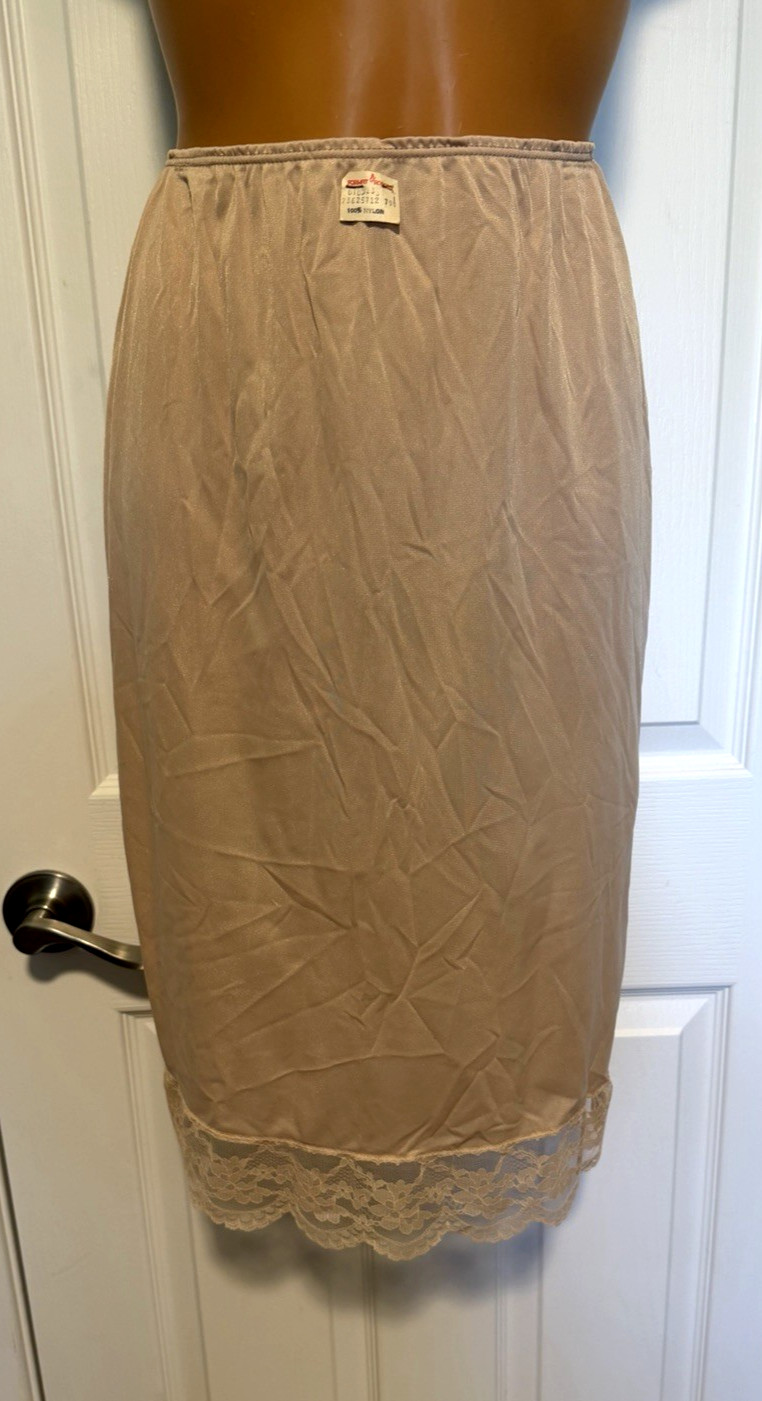 VTG 70’s FORMFIT ROGERS LINGERIE BEIGE W/ LACE TRIM HALF SLIP USA NOS SZ S-TALL