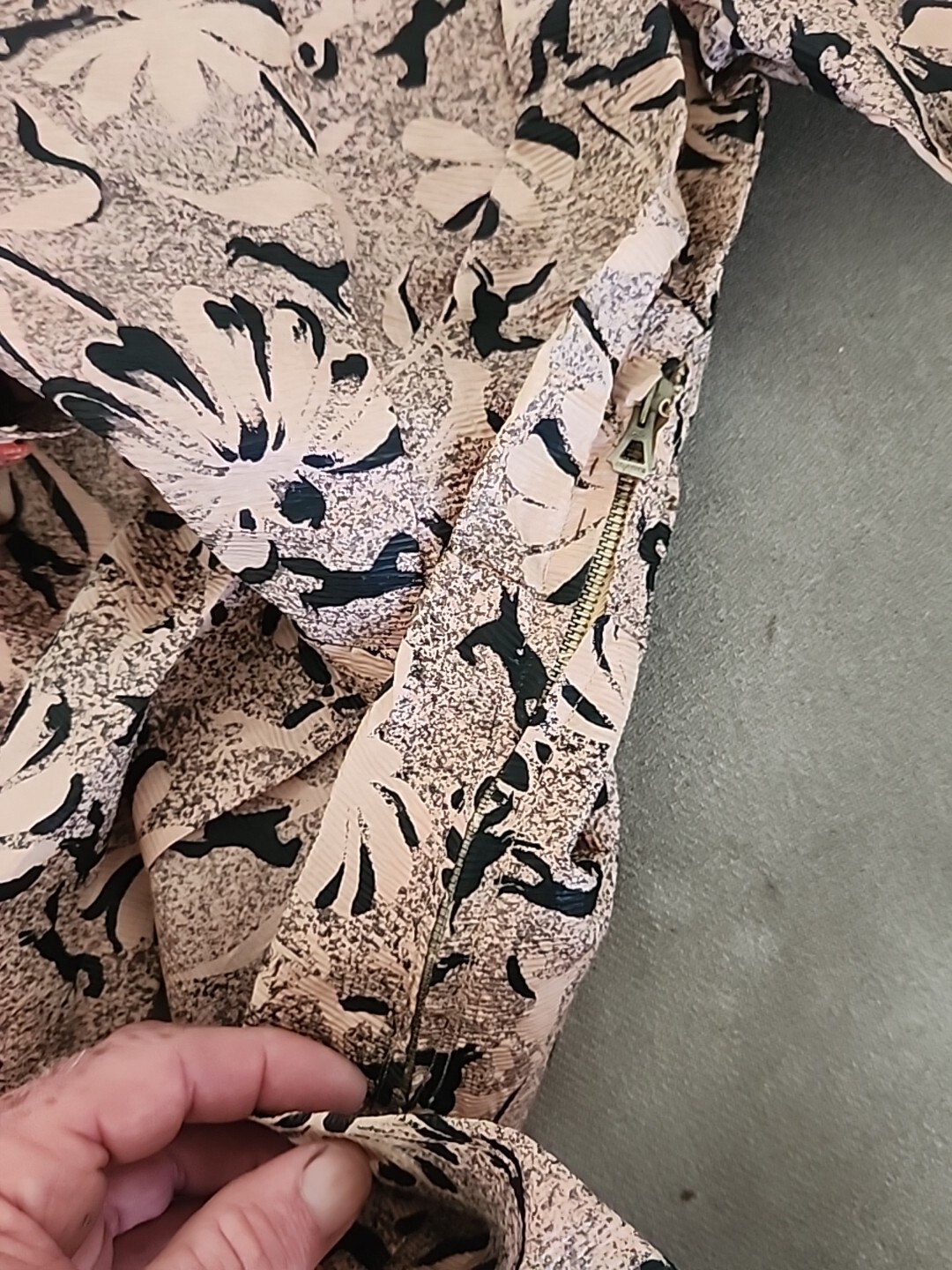 vintage 40’s dress med large short sleeve pony,foral graphics excellent 1940’s
