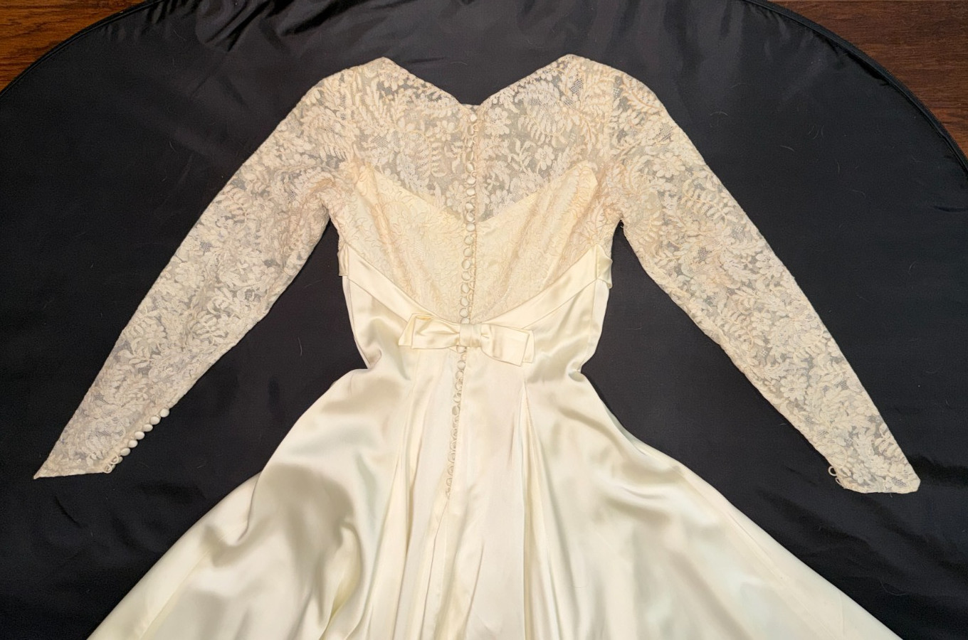 Vintage 1950s Ivory Silk Lace Off-White Wedding Dress XS XXS Long Sleeve Bridal
