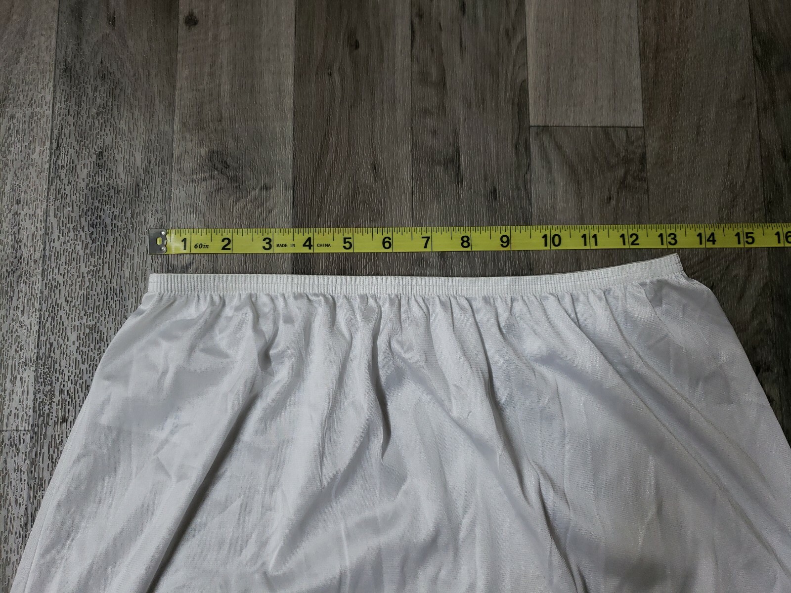 VASSARETTE – WHITE NYLON HALF SLIP W 19” SLIT – SIZE 32″ – L / 42 #11-122