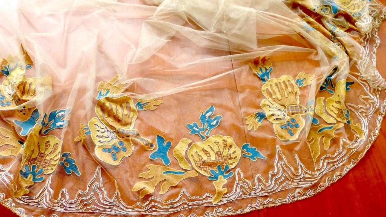 SUPERRARE 1800 GOLDEN SILK TULLE FABRIC W COLORED EMBROIDERY & SOUTACHE 92×38″