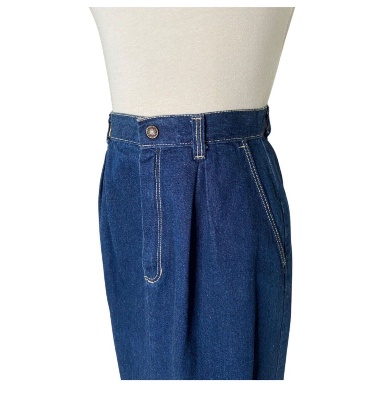 Classic preppy 1970s Separate Pieces brand denim skirt. Vintage size 8 waist 27