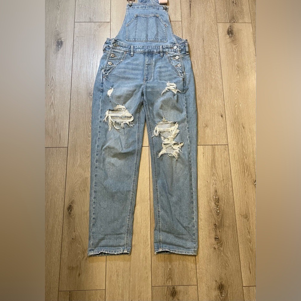 American Eagle 90s Boyfriend Overalls Distressed Light Wash Y2K baggy streetwear