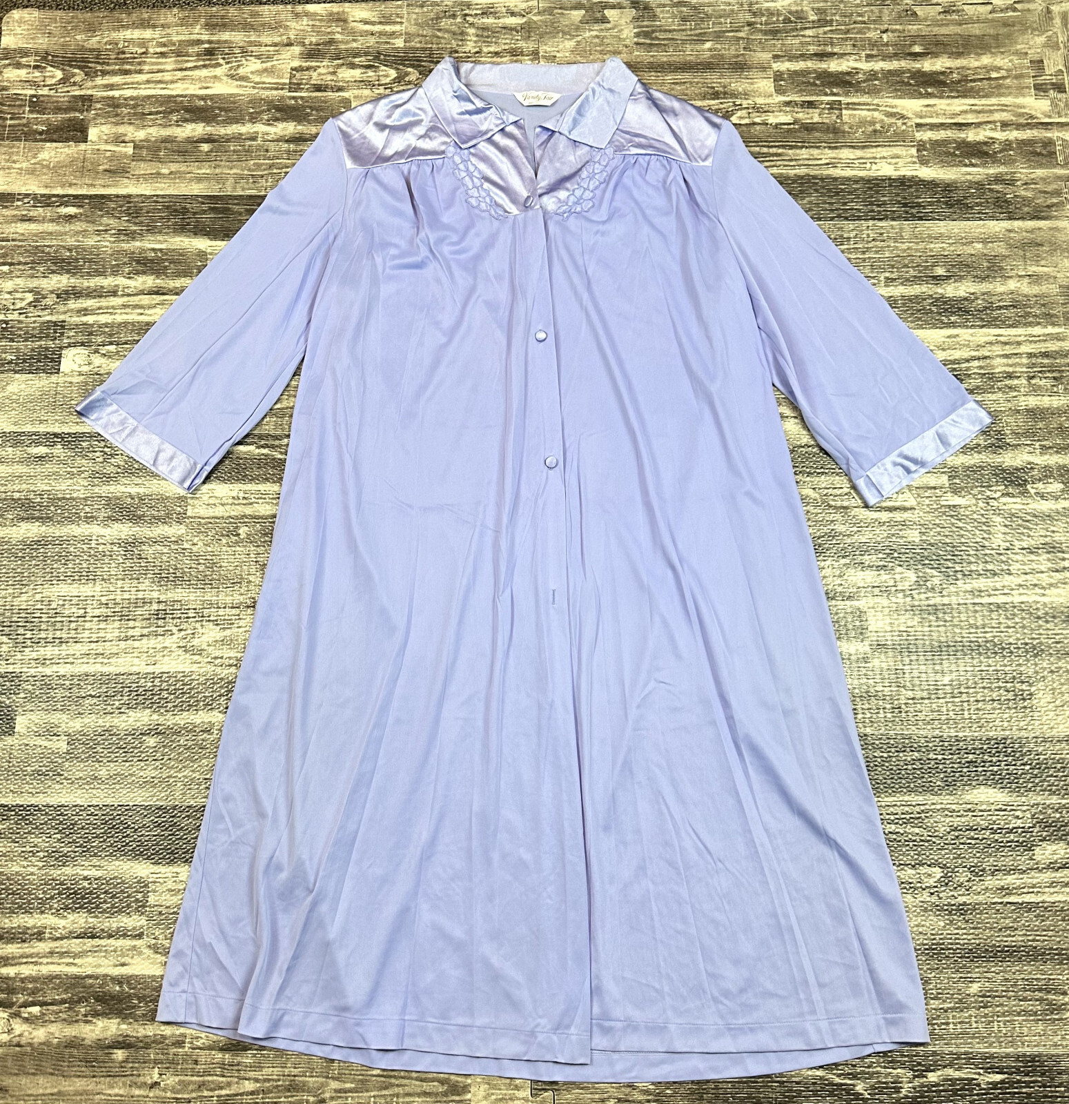 VTG Vanity Fair MEDIUM Women’s Nightgown Silky Floral Embroidery Gown Robe