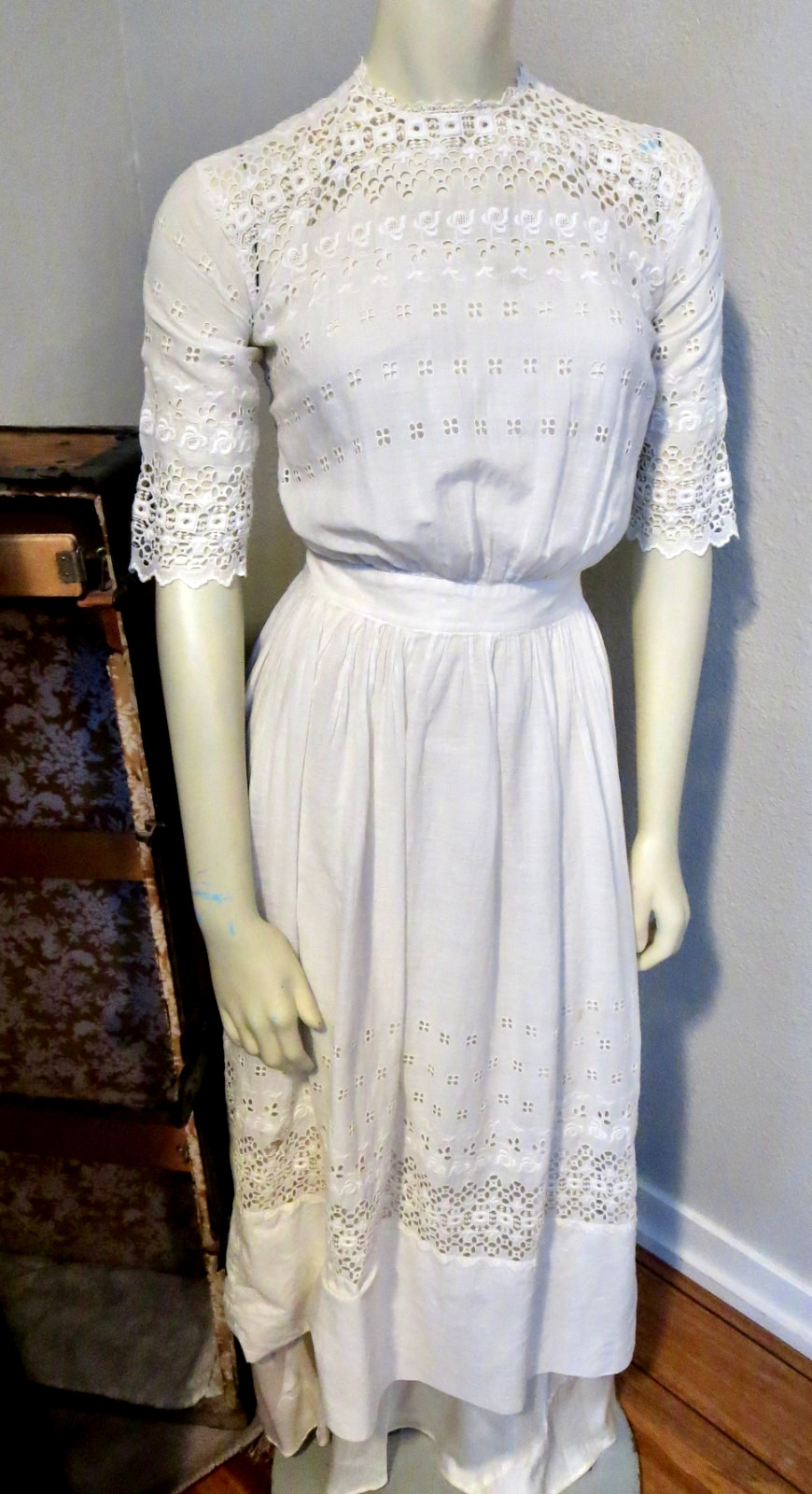 Edwardian Dress 1910s White Eyelet Embroidered Lace Tiny MOP Buttons 32 Bust