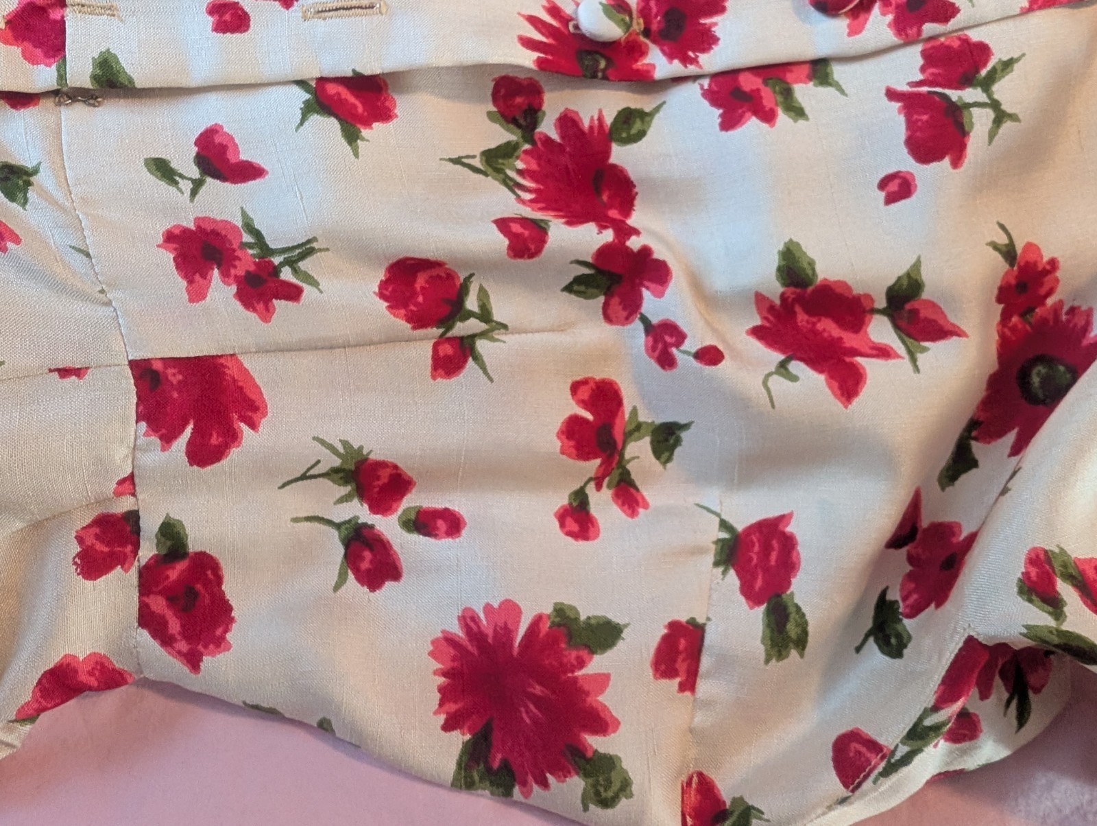 1950s 1960s Day Dress Red Floral Silky Fabric Covered Buttons Straight Skirt S/M