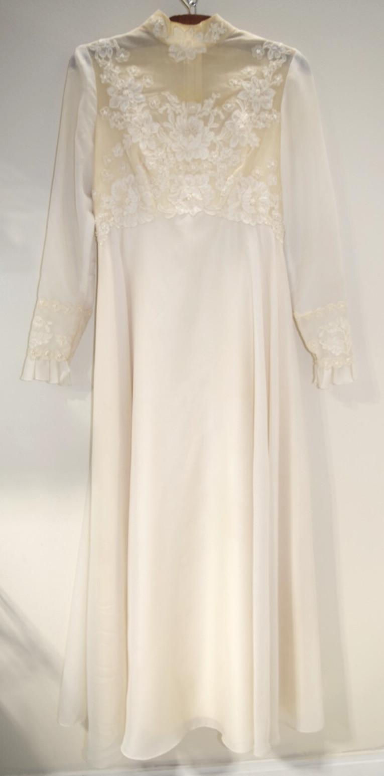 C25 Vintage House of Bianchi Ivory Lace Pearls L/S Wedding Dress Bridal Gown XS