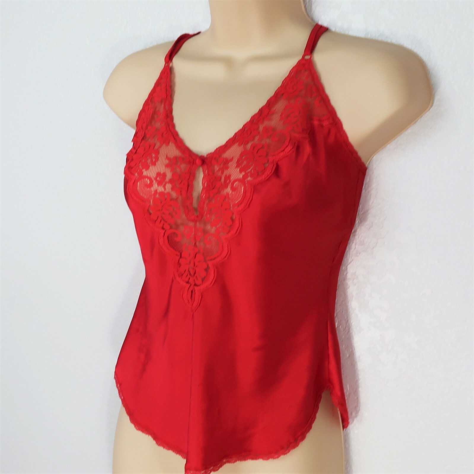 Chantilly Maidenform Size 34 / Small Camisole Slip Red Lace Keyhole Vintage