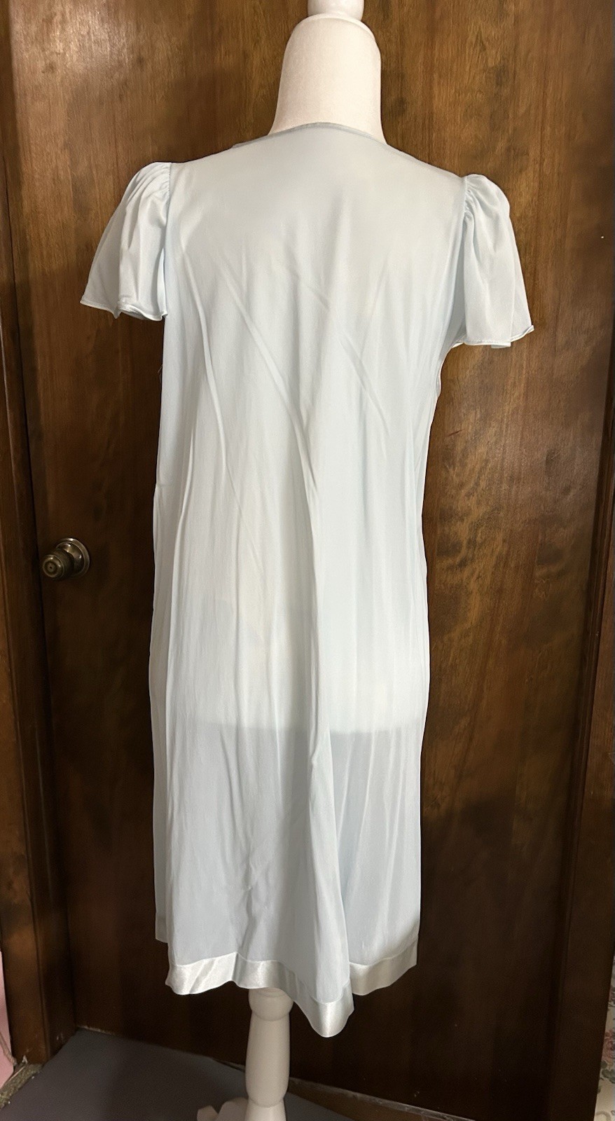 VTG 1980’s Light Blue Nylon V-Neck Pretty Cap Sleeves SZ M Nightgown NICE