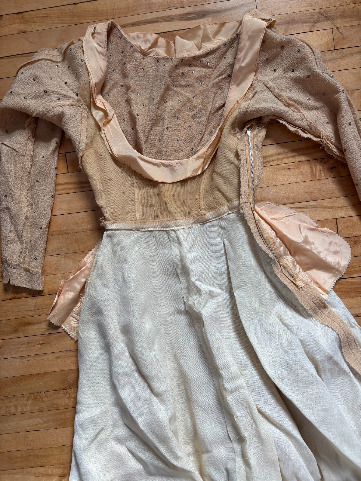 VTG 1950s BEIGE OYSTER WOOL CREPE DRESS WITH RHINESTONES 25″ WAIST