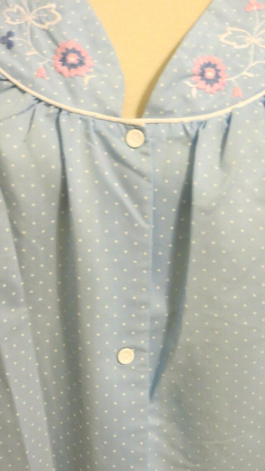 It’s a Charm Housedress Robe Vintage Look Womens M/L Blue White Dots Floral Snap