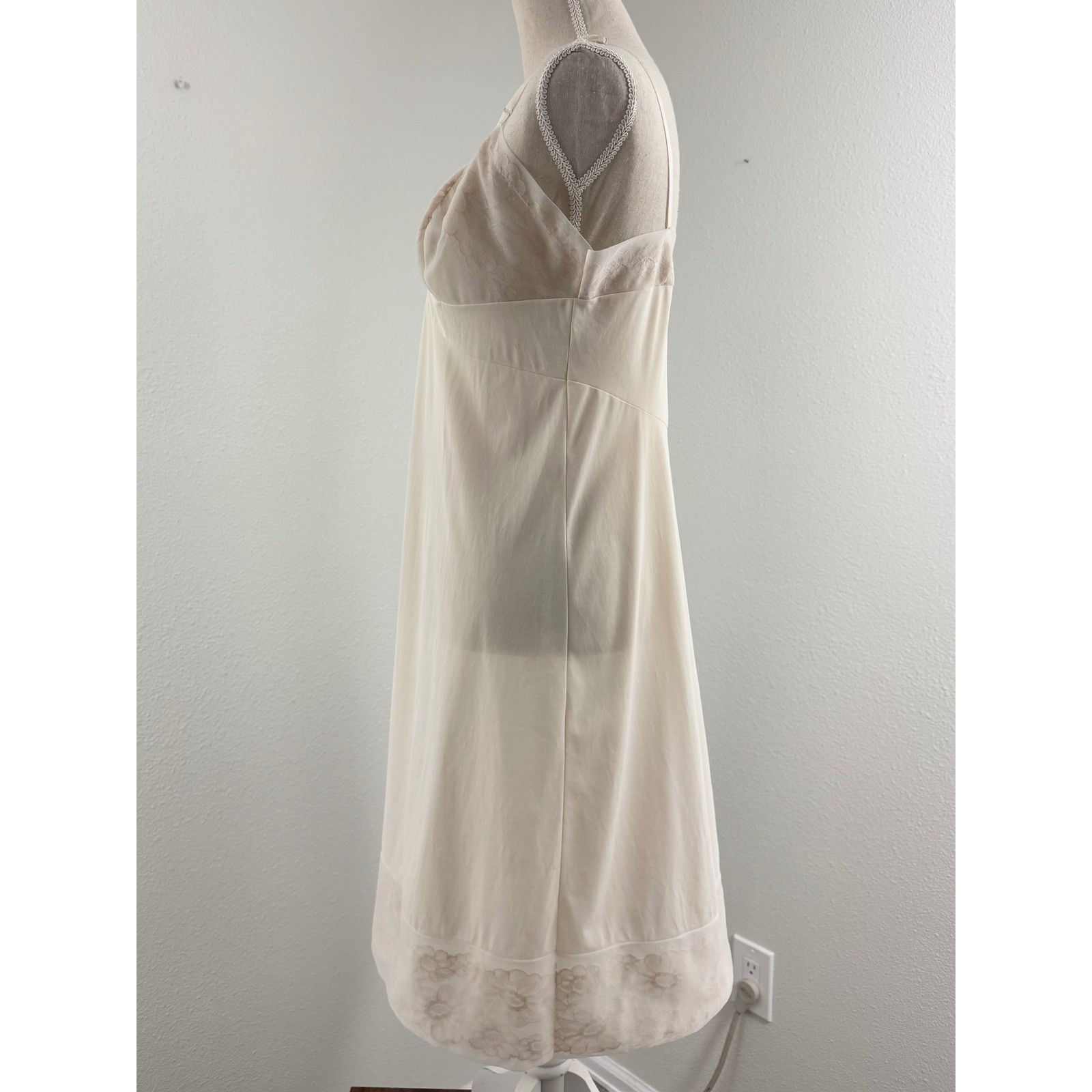 Vanity Fair Vintage Cream Floral Lace Trim Full Slip Antron III Nylon Size 38