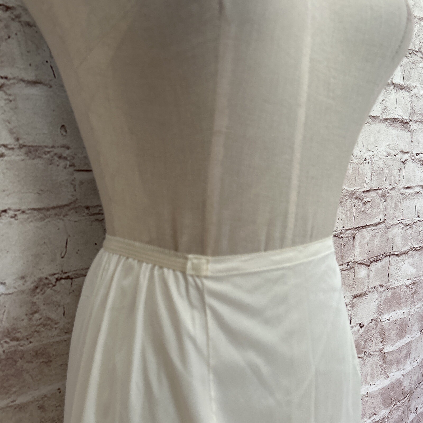Vintage Vassarette Womens Ivory 100% Antron Nylon Midi Slip Size Small 36″ Long
