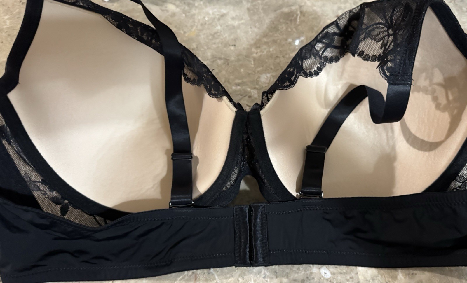 BLACK LACE BRA! 110 E = 48 DD.
