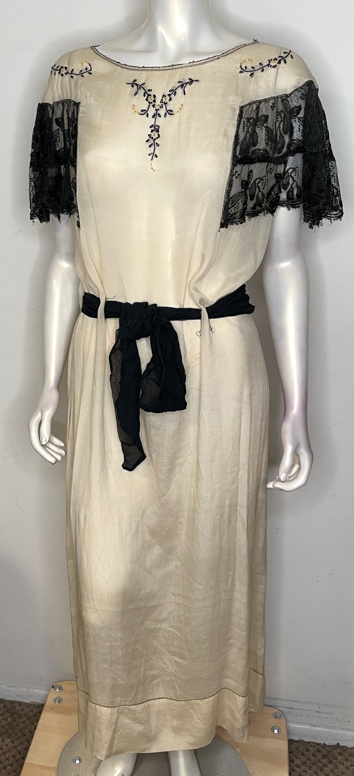 Antique 1900s Ivory Black Silk Dress S M Art Deco Flutter Lace Sleeves Embroider